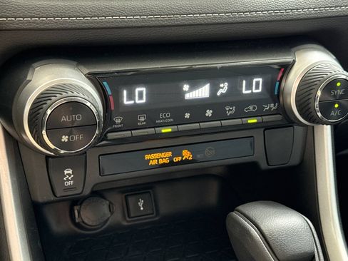 Used 2020 Toyota RAV4 LE AWD/4WD image 22
