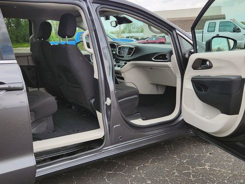 Used 2023 Chrysler Voyager LX FWD image 5