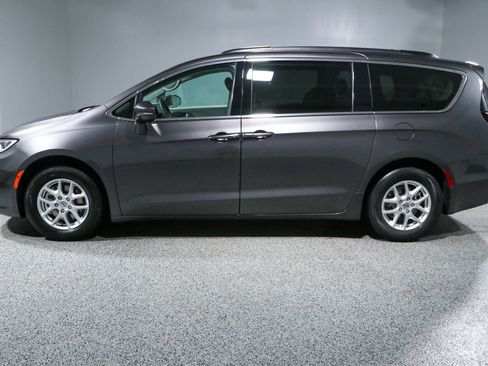 Used 2022 Chrysler Pacifica Touring-L FWD image 10