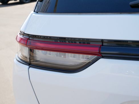 Used 2023 Jeep Grand Cherokee Limited w/ Luxury Tech Group II image 17