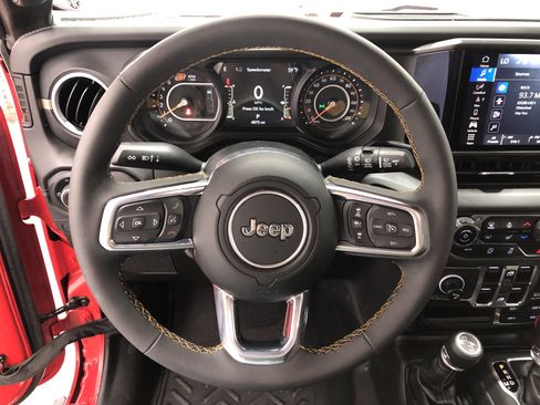 Certified 2024 Jeep Wrangler Sahara w/ Technology Group AWD/4WD image 25