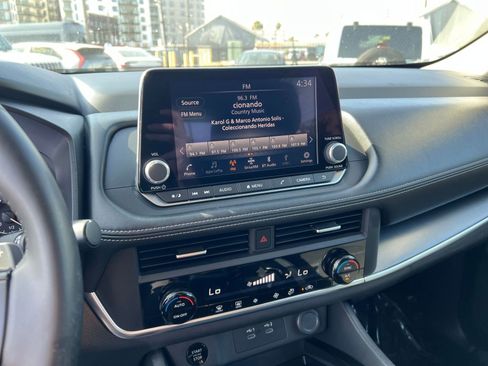 Used 2025 Nissan Rogue SV FWD image 17