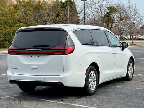 Used 2023 Chrysler Pacifica Touring-L image 7