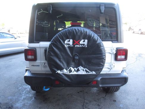 Used 2024 Jeep Wrangler Unlimited w/ Convenience Group AWD/4WD image 15
