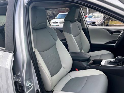 Used 2025 Toyota RAV4 Limited image 9
