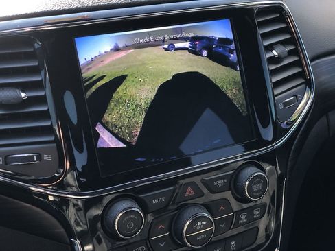 Used 2021 Jeep Grand Cherokee Laredo X image 21