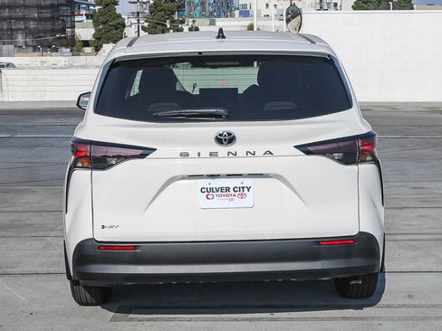 New 2026 Toyota Sienna LE FWD image 8