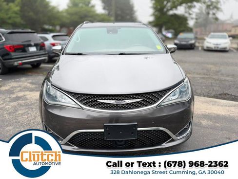 Used 2017 Chrysler Pacifica Limited FWD image 2