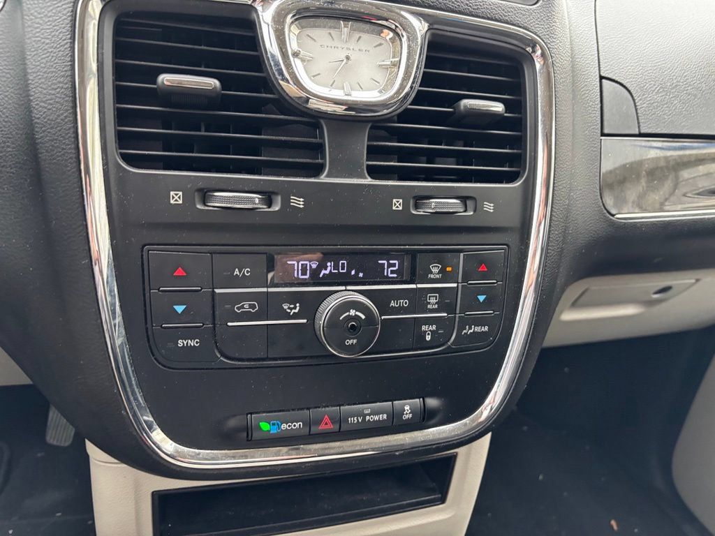 Used 2013 Chrysler Town & Country Touring FWD image 17