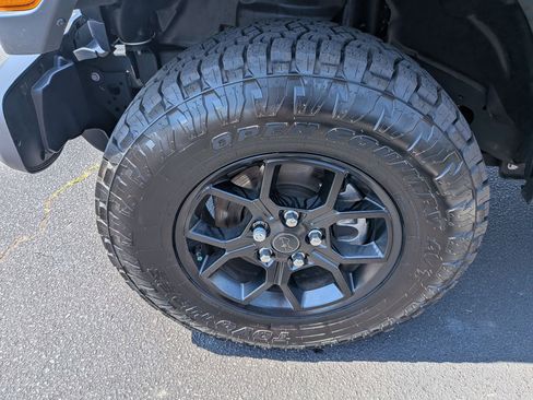 Certified 2024 Jeep Gladiator Sport AWD/4WD image 9
