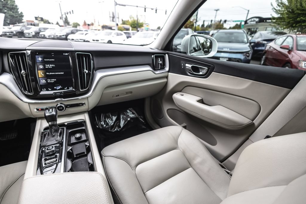 Used 2018 Volvo XC60 T5 Momentum w/ Convenience Package AWD/4WD image 23