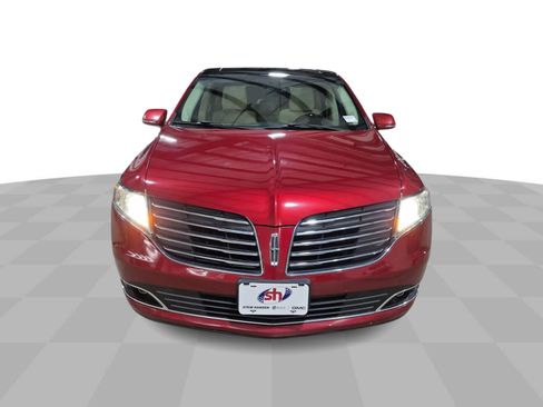Used 2018 Lincoln MKT AWD image 3