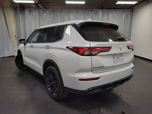 Used 2023 Mitsubishi Outlander SE image 6