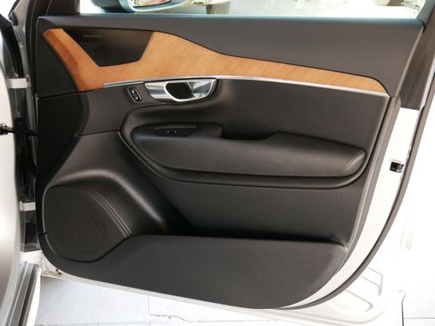 Used 2022 Volvo XC90 T6 Momentum w/ Protection Package image 12