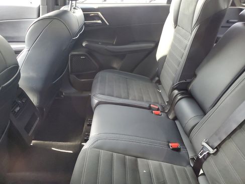 Used 2025 Mitsubishi Outlander SE image 8