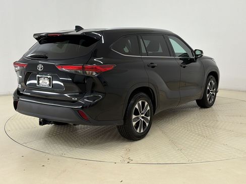 Used 2022 Toyota Highlander XLE FWD image 9