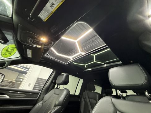 Used 2022 Jeep Wagoneer Series III w/ Premium Group I image 10