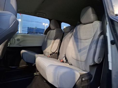 Certified 2025 Toyota Sienna LE w/ LE Plus Package FWD image 9