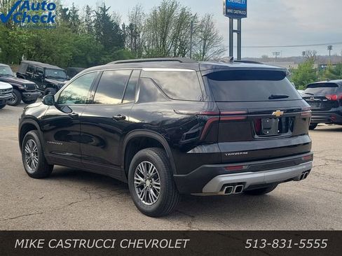 Used 2025 Chevrolet Traverse LT image 3