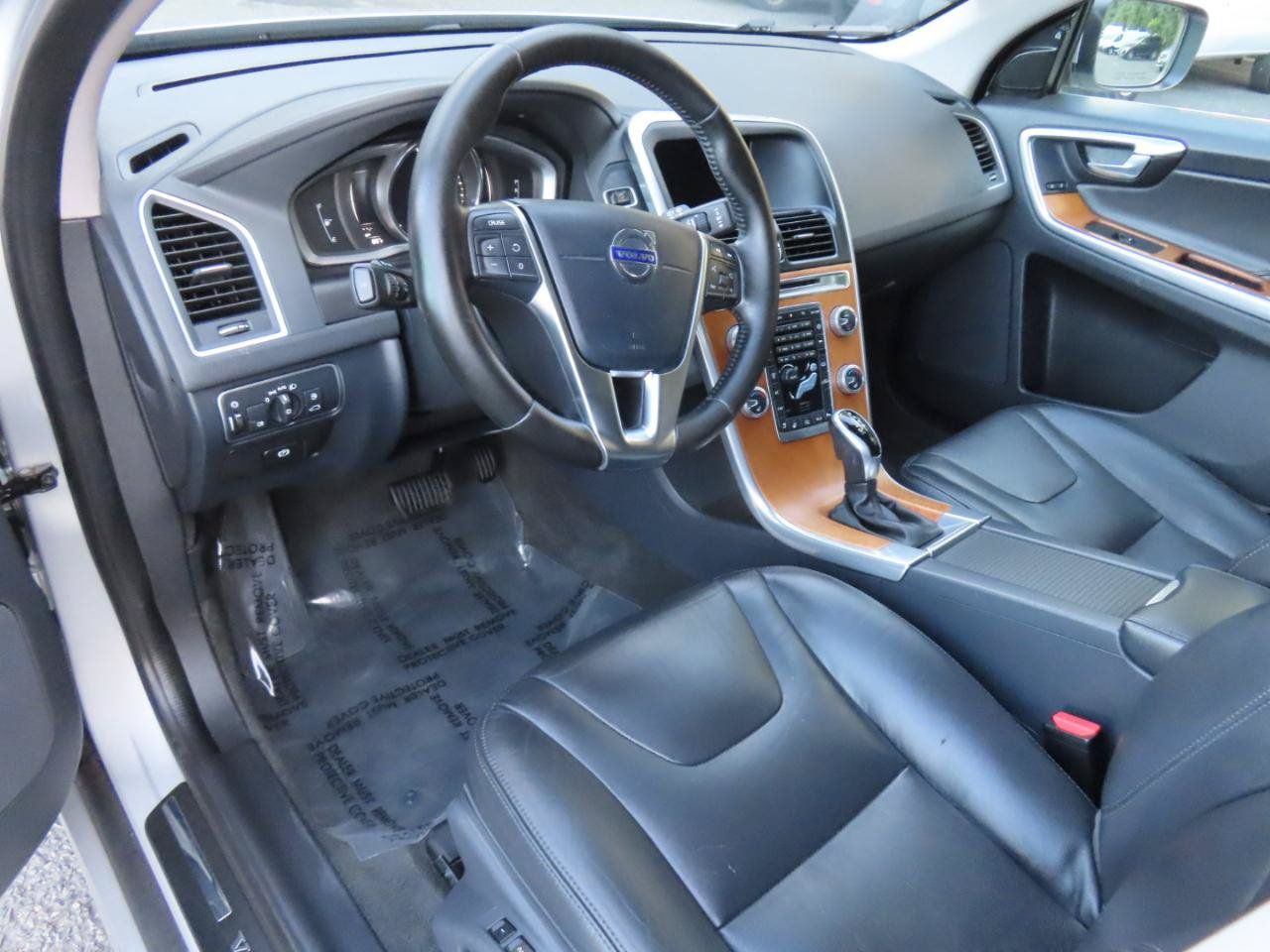 Used 2017 Volvo XC60 T6 Inscription w/ Climate Package AWD/4WD image 11