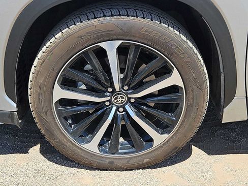 Used 2022 Toyota Highlander XSE FWD image 12