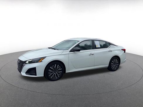 Used 2025 Nissan Altima 2.5 SV FWD image 8