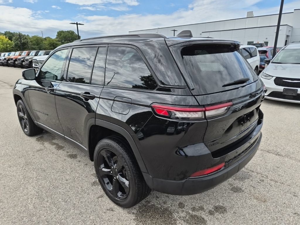 Used 2023 Jeep Grand Cherokee Altitude AWD/4WD image 8
