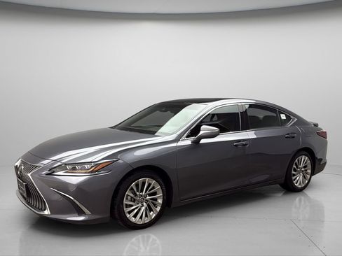 Used 2020 Lexus ES 350 Ultra Luxury w/ Accessory Package 2 FWD image 2