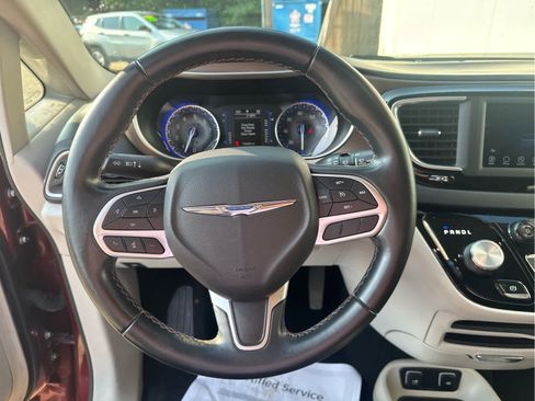 Used 2018 Chrysler Pacifica Touring-L FWD image 25
