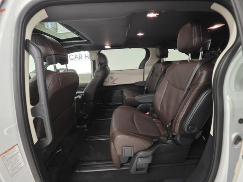 Used 2024 Toyota Sienna Platinum AWD/4WD image 19