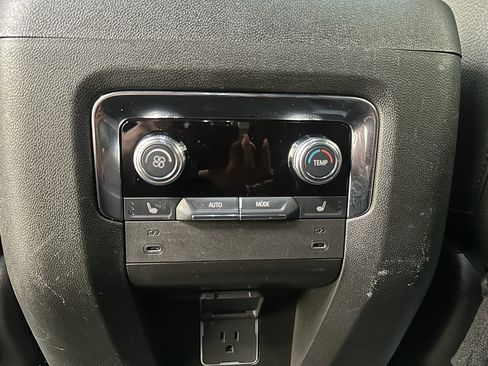 Used 2025 GMC Yukon XL Denali AWD/4WD image 18