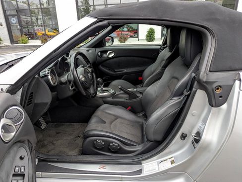 Used 2010 Nissan 370Z Touring w/ Sport Pkg image 12