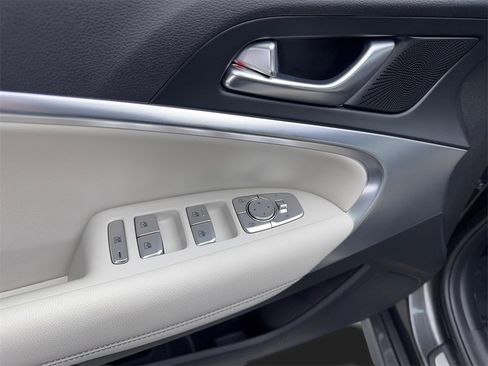 Used 2025 Genesis G70 2.5T image 33