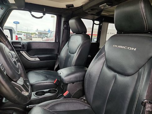 Used 2017 Jeep Wrangler Unlimited Rubicon w/ Connectivity Group AWD/4WD image 8
