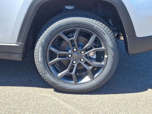New 2025 Jeep Grand Cherokee Limited w/ Trailer Tow Package AWD/4WD image 6