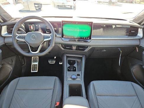 New 2025 Volkswagen Tiguan SE R-Line image 8