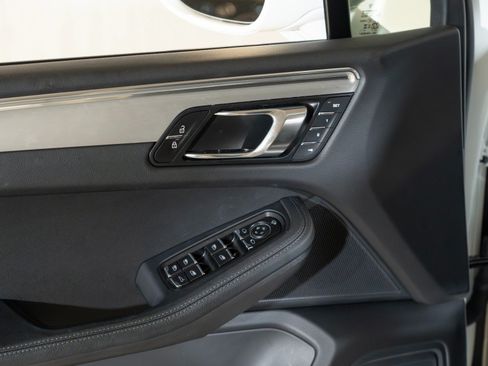 Certified 2026 Porsche Macan AWD/4WD image 18