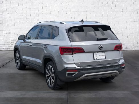 Used 2023 Volkswagen Taos SE w/ Panoramic Sunroof Package FWD image 5