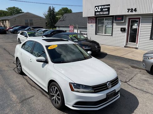 Used 2017 Volkswagen Jetta SE FWD image 2
