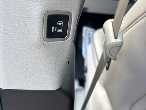 Used 2018 Chrysler Pacifica Limited w/ Advanced Safetytec Group FWD image 17