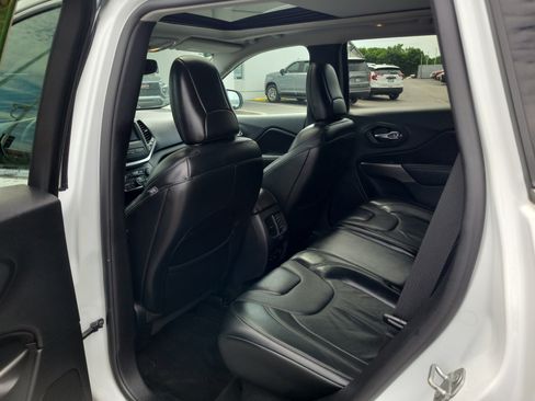 Used 2019 Jeep Cherokee Limited AWD/4WD image 13