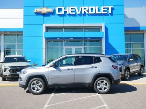 Used 2024 Jeep Compass Latitude AWD/4WD image 2