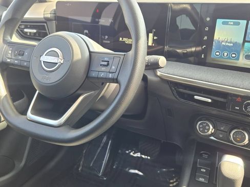 Used 2025 Nissan Kicks SV w/ SV Premium Package FWD image 6