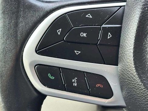 Used 2018 Chrysler Pacifica Touring-L image 18