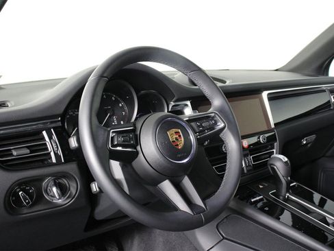 Used 2025 Porsche Macan image 4