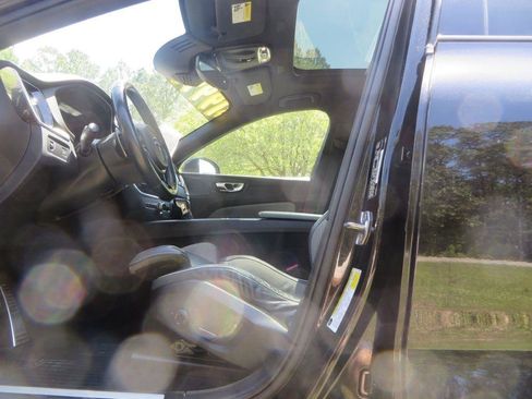 Used 2020 Volvo XC60 T6 R-Design image 10