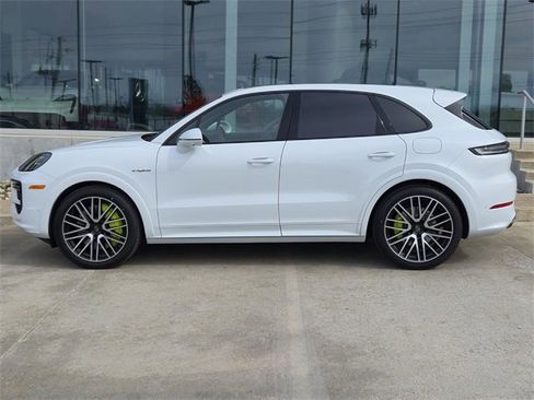New 2025 Porsche Cayenne Turbo image 2