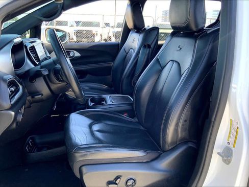 Used 2020 Chrysler Pacifica Touring-L Plus image 7