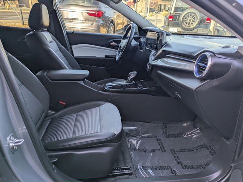 Used 2025 Chevrolet Trax LT w/ LT Convenience Package image 31