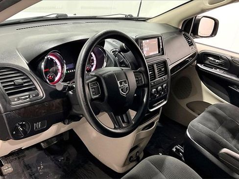 Used 2019 Dodge Grand Caravan SE w/ UConnect Hands-Free Group image 17
